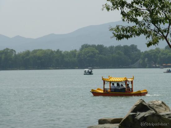 Tranquil Lake of the Summer Palance