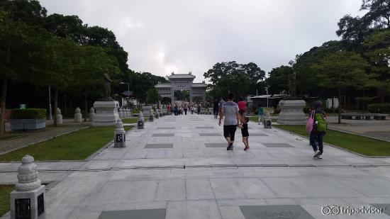 Calçada com várias estátuas