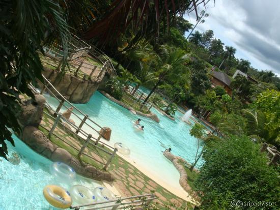 Passeio de bóia pela piscina.