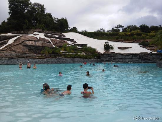 Hot Park - Piscina de ondas na praia do cerrado