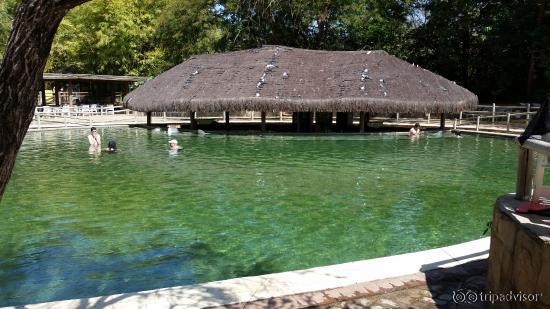 piscina com fundo de pedra