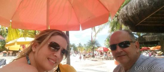 quiosque e ao fundo piscina de ondas