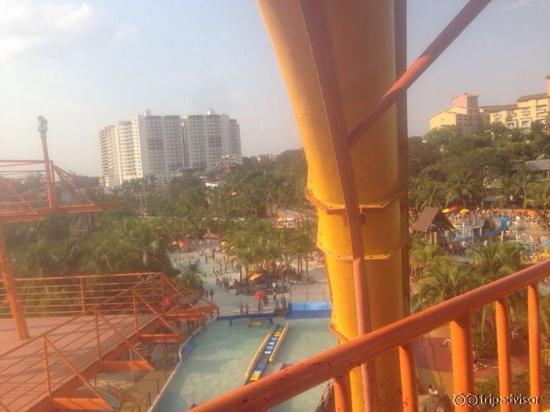 Vista do parque de um toboágua