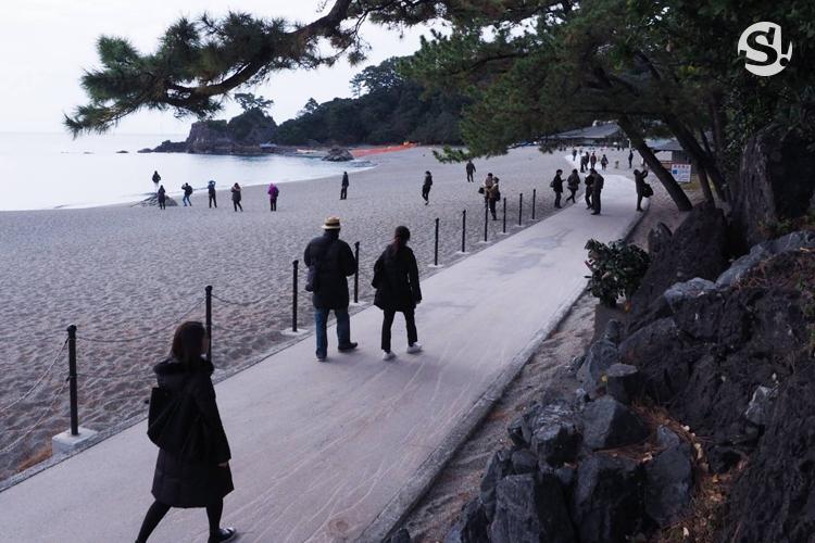 หาดคัตสึระฮะมะ (Katsurahama Beach)