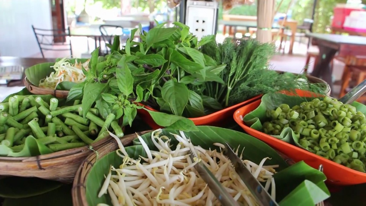 ขนมจีนคุณย่า สุดยอดความอร่อย 3 ชั่วอายุคน ท่ามกลางบรรยากาศสวนดอกไม้อันร่มรื่น