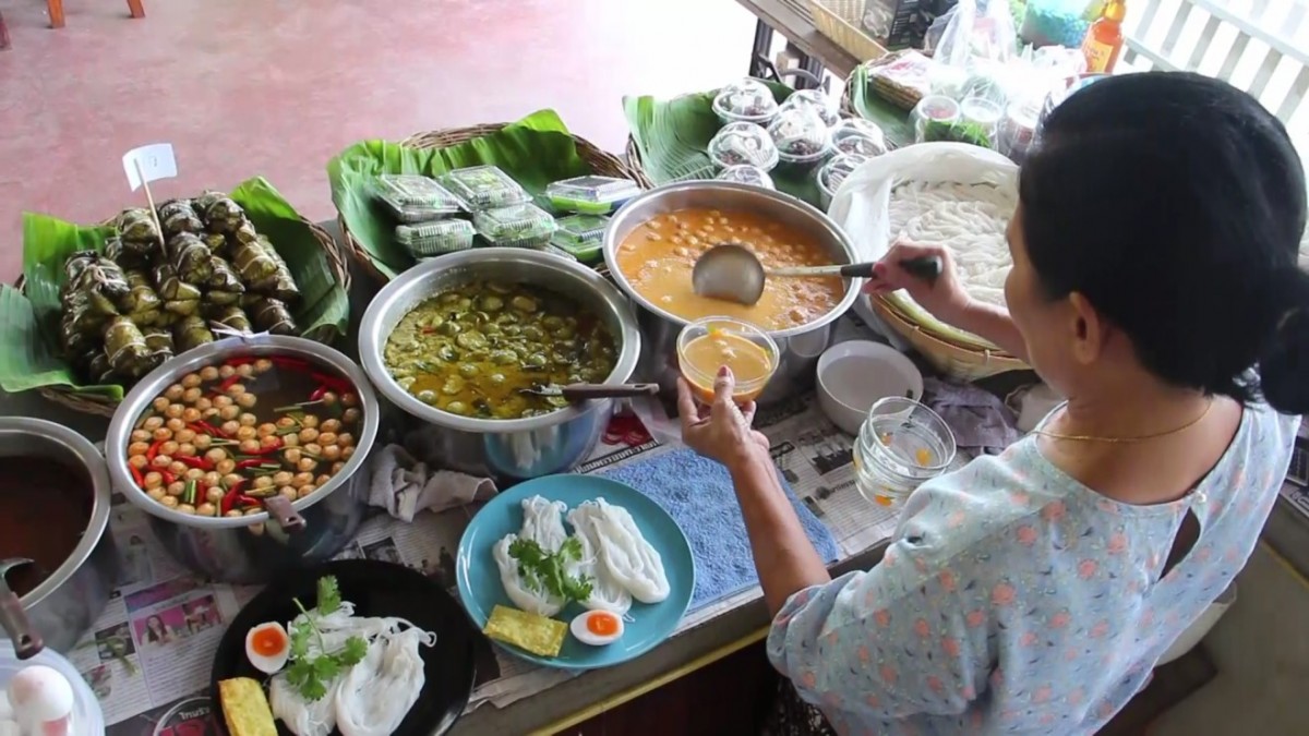 ขนมจีนคุณย่า สุดยอดความอร่อย 3 ชั่วอายุคน ท่ามกลางบรรยากาศสวนดอกไม้อันร่มรื่น