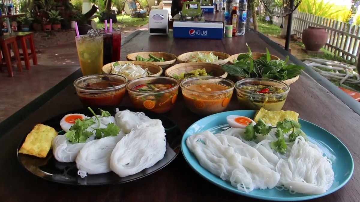 ขนมจีนคุณย่า สุดยอดความอร่อย 3 ชั่วอายุคน ท่ามกลางบรรยากาศสวนดอกไม้อันร่มรื่น