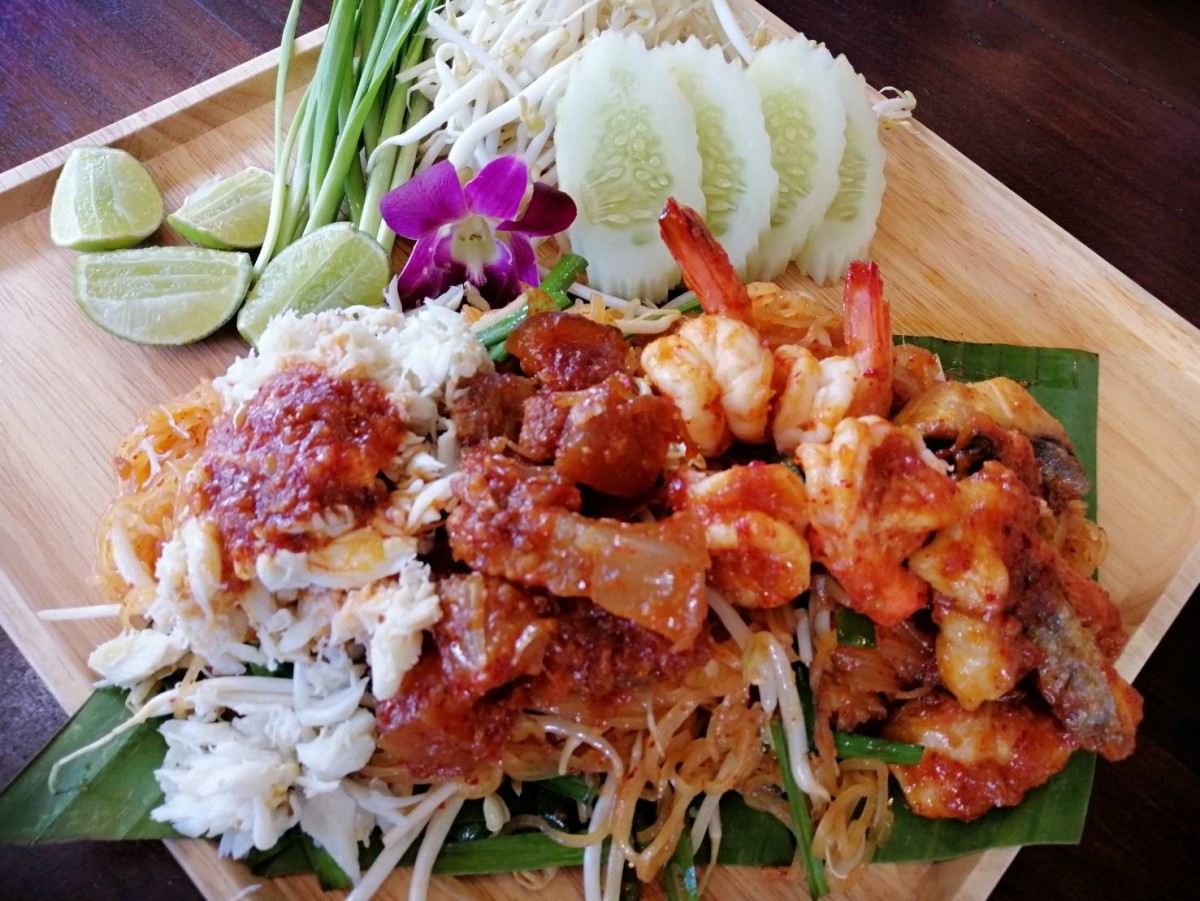 ชวนชิม "ผัดไทย-ข้าวแห้งโคตรเครื่อง" ฝีมือคุณยาย 2 พี่น้อง