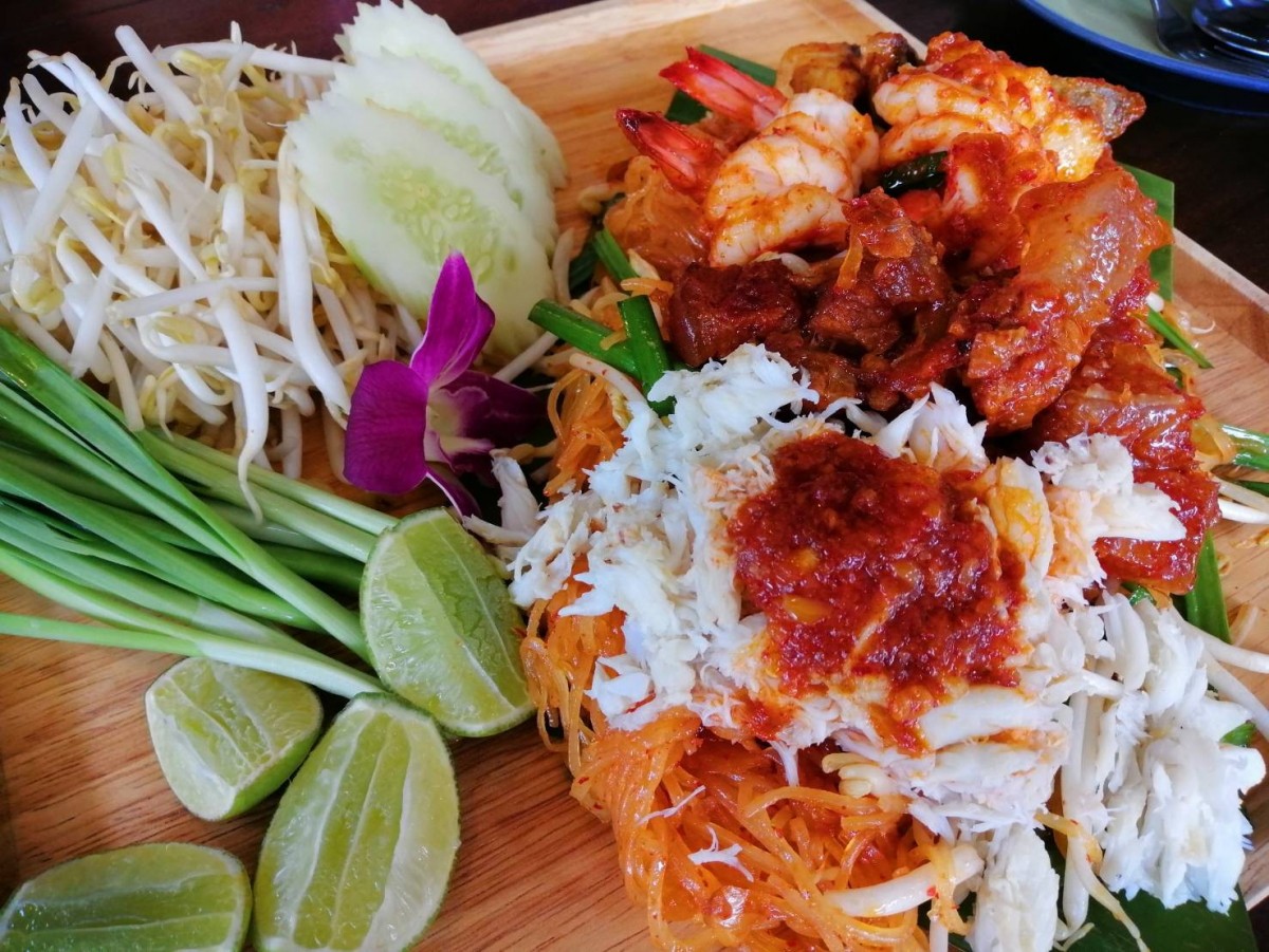 ชวนชิม "ผัดไทย-ข้าวแห้งโคตรเครื่อง" ฝีมือคุณยาย 2 พี่น้อง