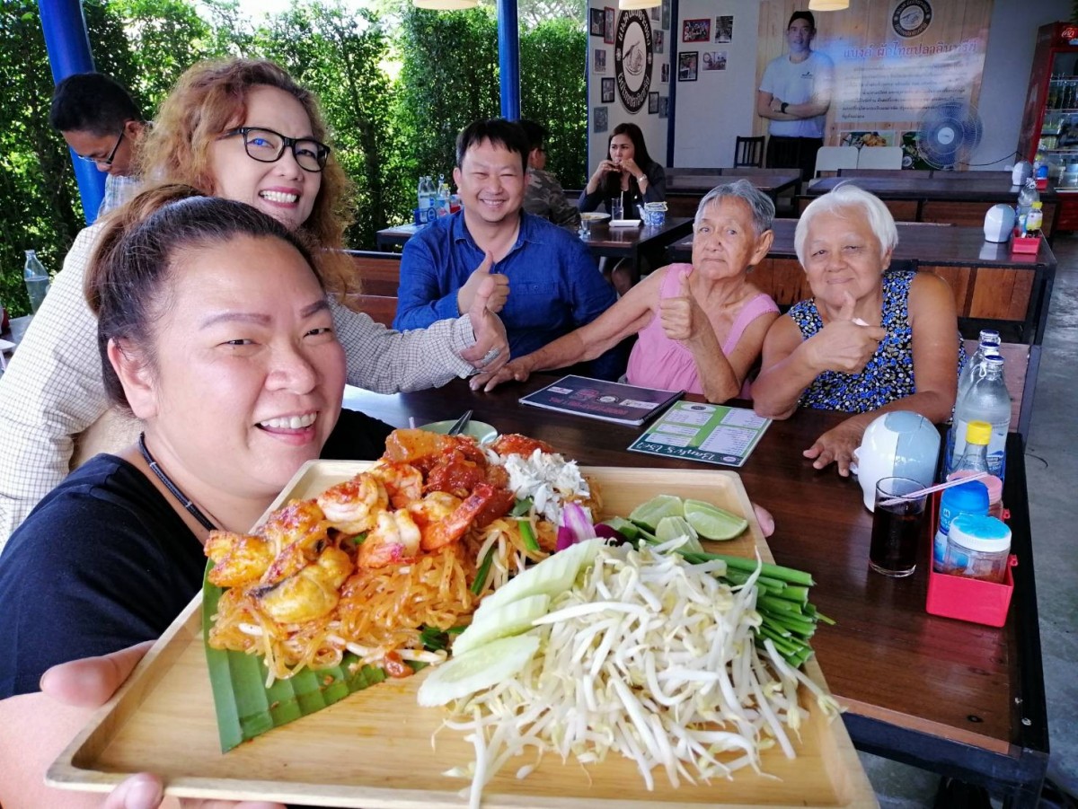 ชวนชิม "ผัดไทย-ข้าวแห้งโคตรเครื่อง" ฝีมือคุณยาย 2 พี่น้อง