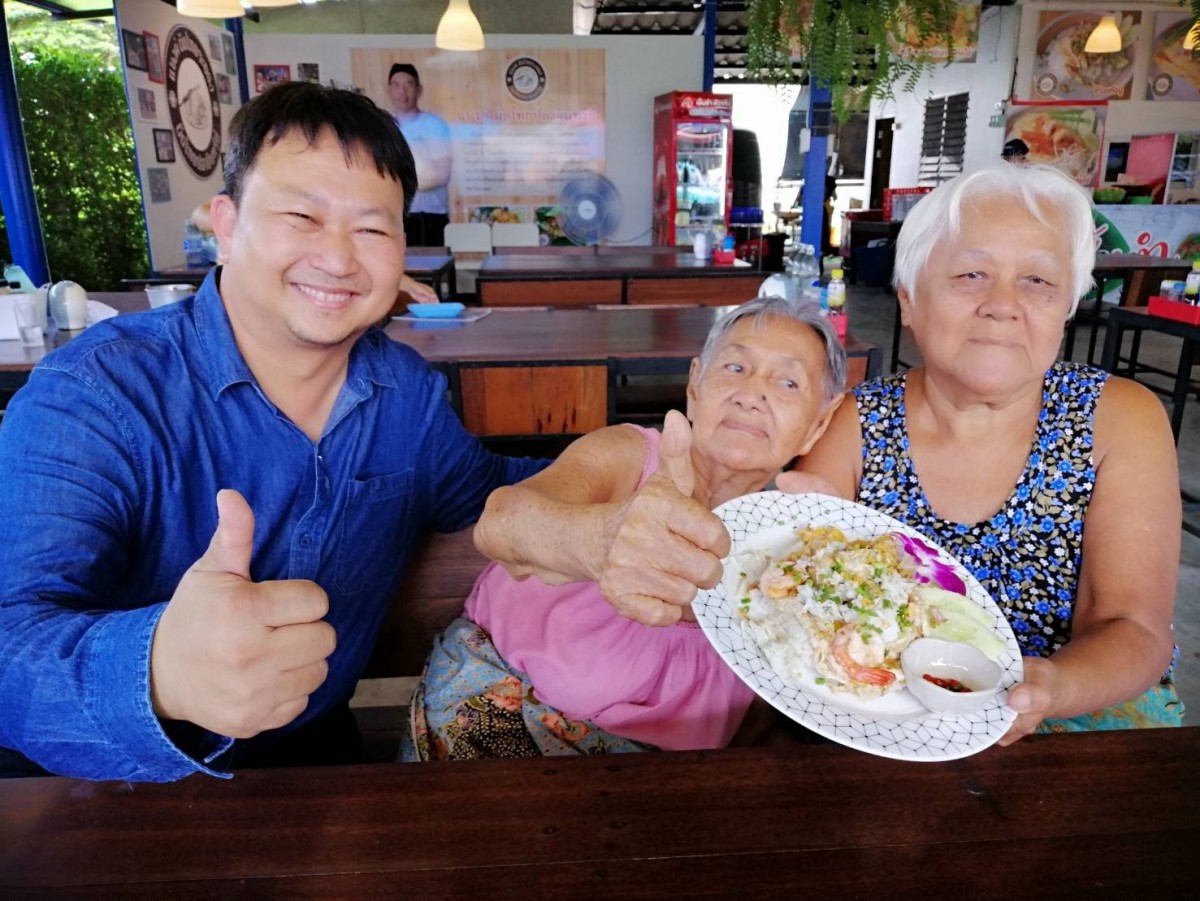 ชวนชิม "ผัดไทย-ข้าวแห้งโคตรเครื่อง" ฝีมือคุณยาย 2 พี่น้อง