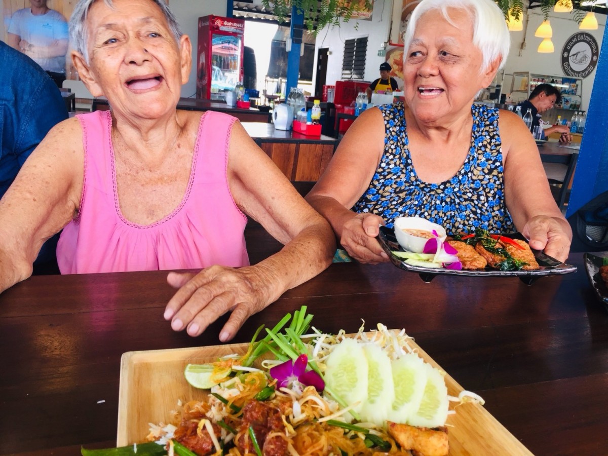 ชวนชิม "ผัดไทย-ข้าวแห้งโคตรเครื่อง" ฝีมือคุณยาย 2 พี่น้อง