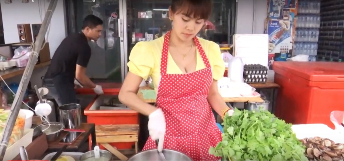 ร้านยำปูม้าชุมพร ยกทะเลขึ้นบกมายำกันแบบสดๆ