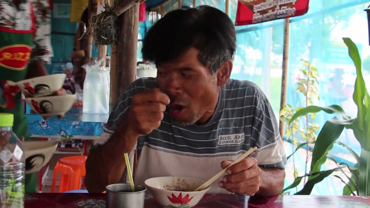 "ก๋วยเตี๋ยวเรือกางมุ้ง" สูตรดั้งเดิมกว่า 20 ปี แค่ 15 บาท ก็อิ่มได้