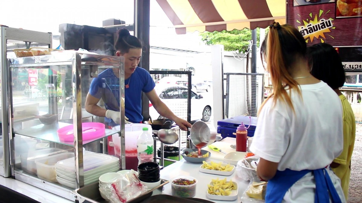 ต้องลอง อดีตเซลผันตัวเป็นเจ้าของ "ร้านเย็นตาโฟต้มยำ" รวมเมนูสารพัดยำราคาถูก