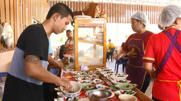 "ก๋วยเตี๋ยวเรือยกลำ" กินแบบบุฟเฟต์ เติมไม่อั้นไม่อิ่มห้ามกลับ