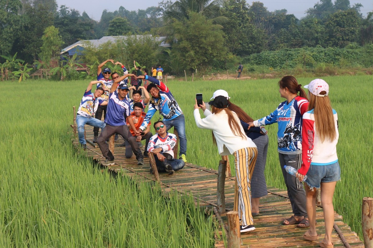 ทะเลหมอก "เขาโปกโล้น" เดินชมทุ่งนาบนสะพานไม้