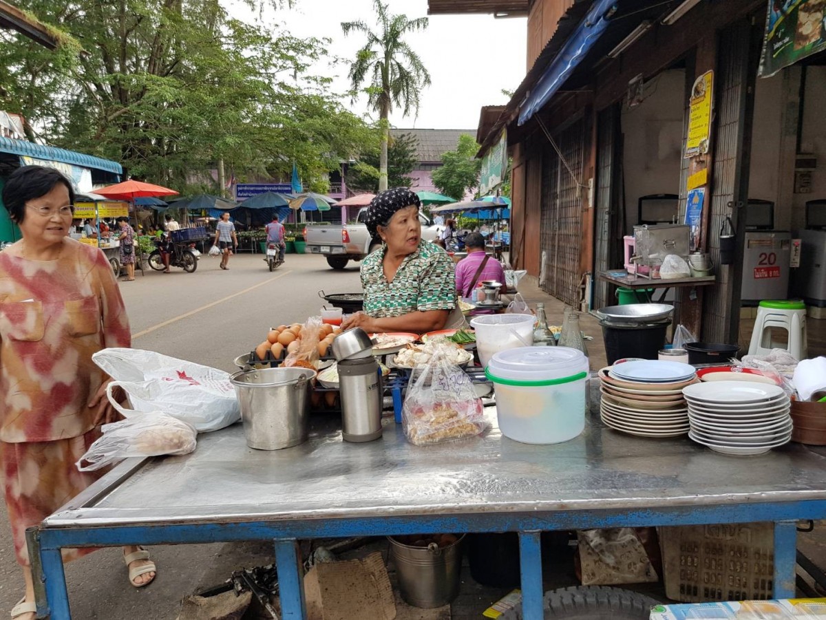 อร่อยไม่เคยเปลี่ยน ผัดไทยเตาถ่านในตำนาน อยู่คู่ชาวอำเภอแกลงมาเกือบ 50 ปี