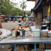 อร่อยไม่เคยเปลี่ยน ผัดไทยเตาถ่านในตำนาน อยู่คู่ชาวอำเภอแกลงมาเกือบ 50 ปี