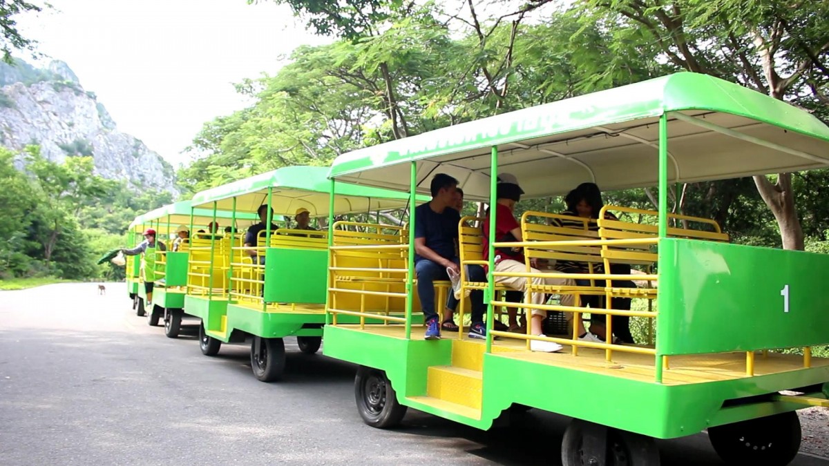 ชวนชิวนั่งรถไฟรอบอุทยานหินเขางู ชมวิวให้อาหารลิงกลางคืนชมหิ่งห้อย