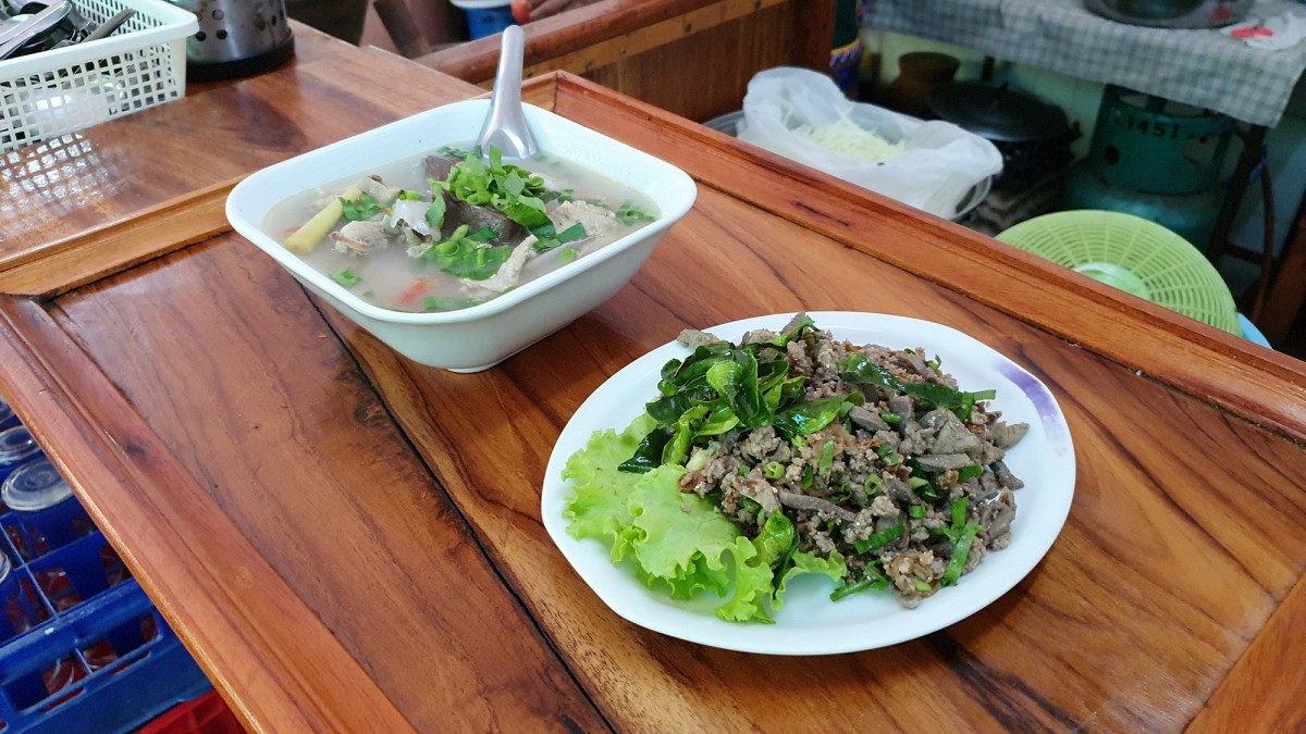 "คุณอิ๋ว เป็ดย่างเมืองเลย" ร้านอร่อยระดับ 5 ดาว การันตีรางวัลมากมาย