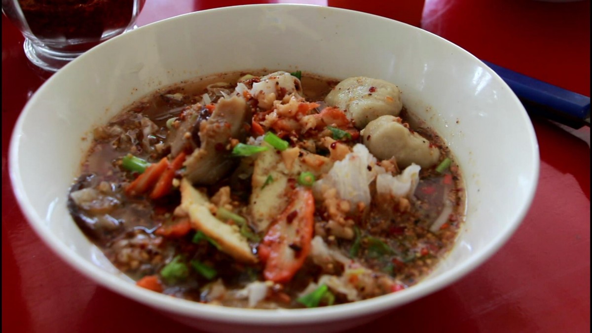 ชวนชิมก๋วยเตี๋ยวเจเตาถ่านสูตรโบราณ ขายมานานกว่า 50 ปี