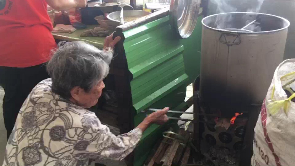 ชวนชิมก๋วยเตี๋ยวเจเตาถ่านสูตรโบราณ ขายมานานกว่า 50 ปี