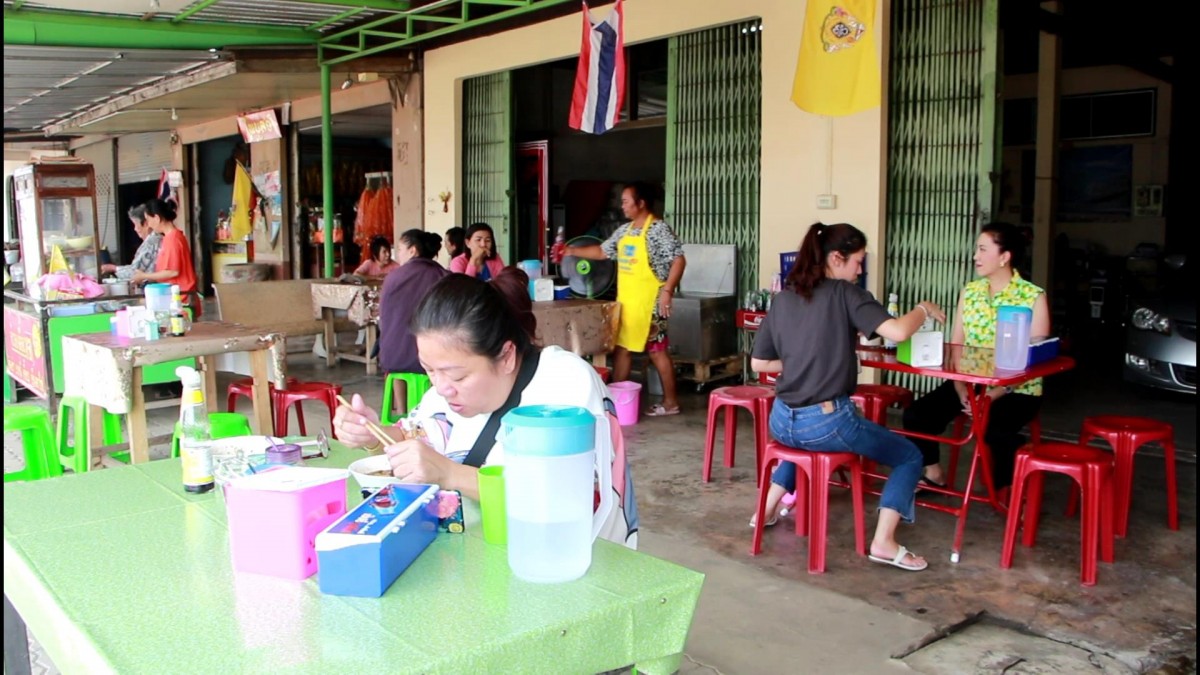 ชวนชิมก๋วยเตี๋ยวเจเตาถ่านสูตรโบราณ ขายมานานกว่า 50 ปี