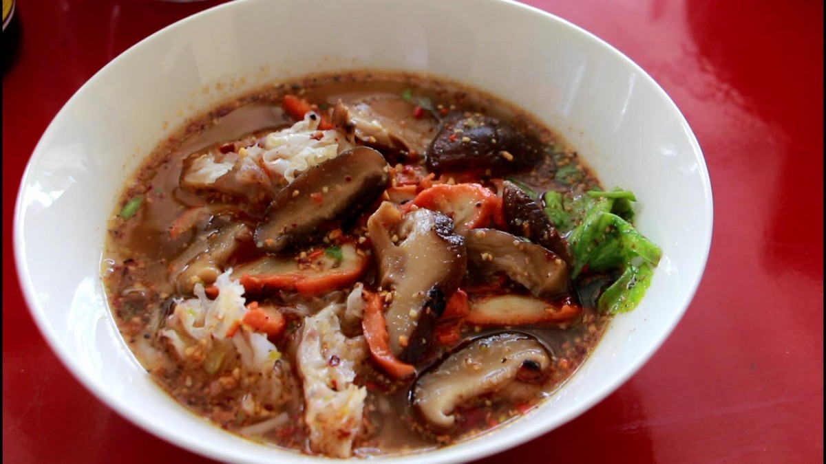 ชวนชิมก๋วยเตี๋ยวเจเตาถ่านสูตรโบราณ ขายมานานกว่า 50 ปี