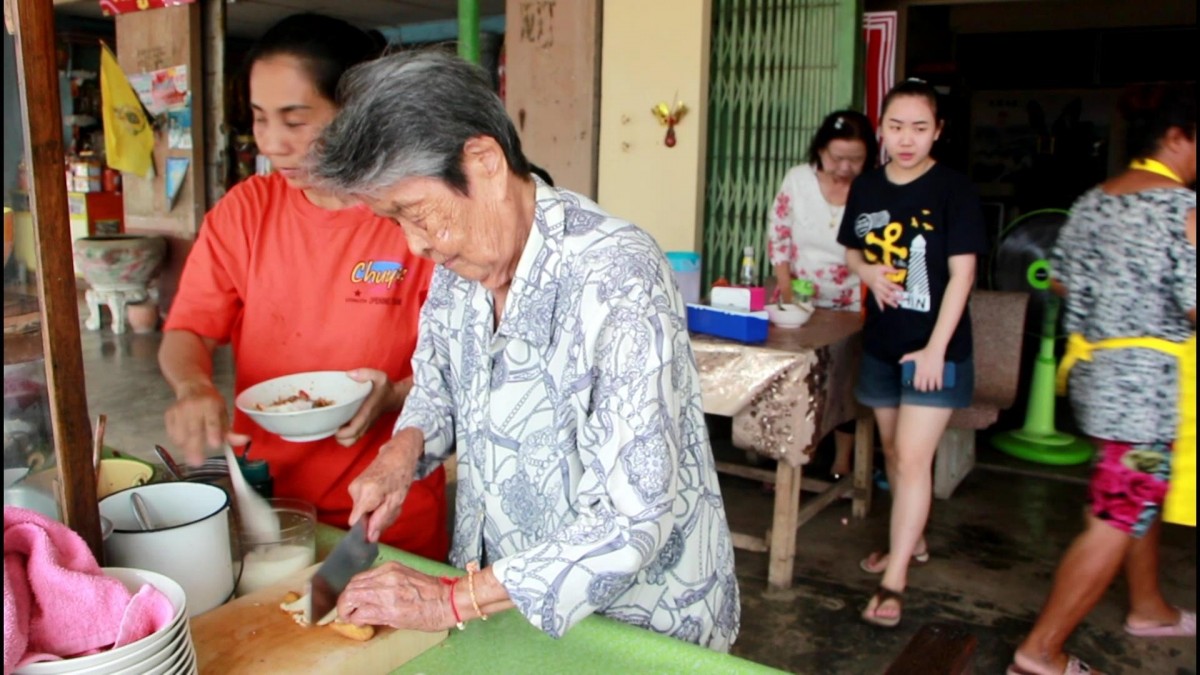 ชวนชิมก๋วยเตี๋ยวเจเตาถ่านสูตรโบราณ ขายมานานกว่า 50 ปี