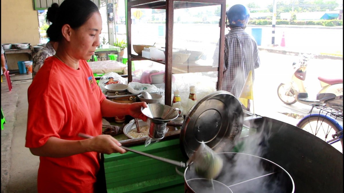 ชวนชิมก๋วยเตี๋ยวเจเตาถ่านสูตรโบราณ ขายมานานกว่า 50 ปี
