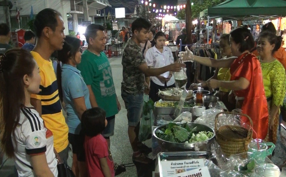 ต่อคิวเป็นหางว่าว "แกงเห็ดเหนือมนุษย์" เมนูสุขภาพชื่อชวนฉงน จัดเต็มทั้งเห็ดทั้งผักหลากสี