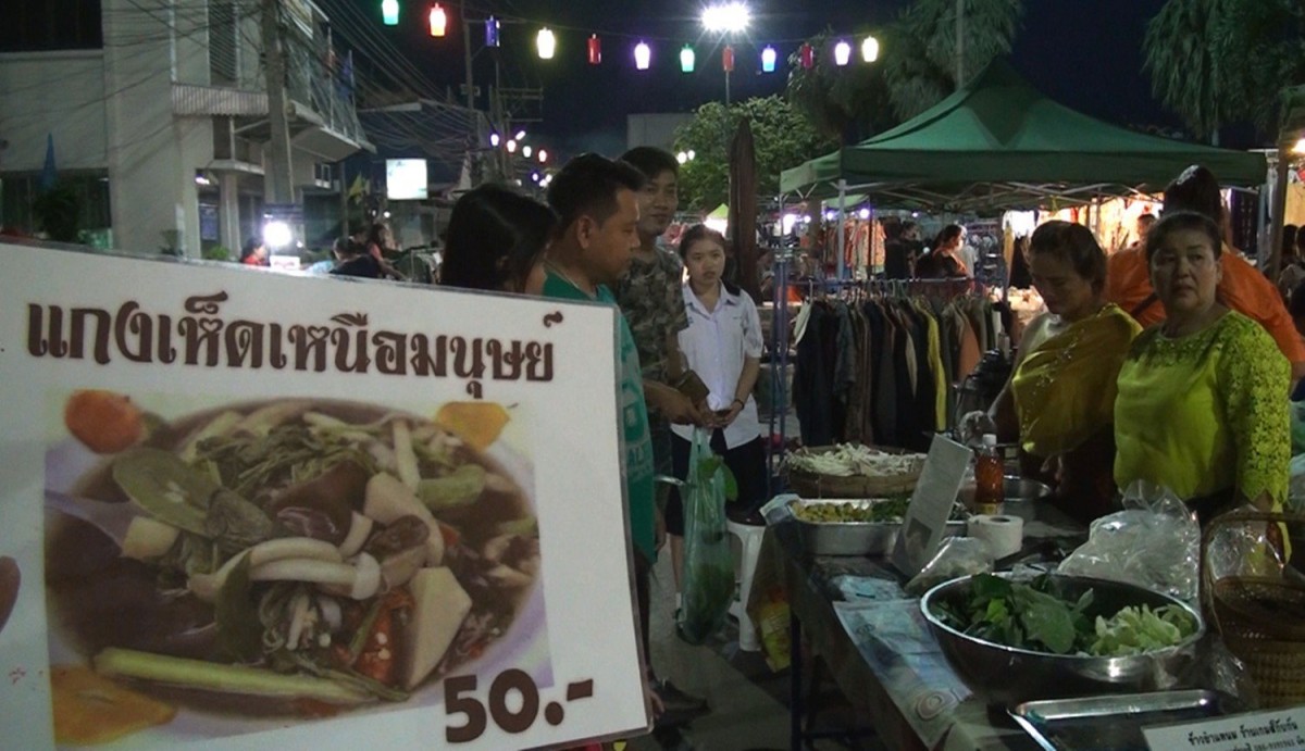 ต่อคิวเป็นหางว่าว "แกงเห็ดเหนือมนุษย์" เมนูสุขภาพชื่อชวนฉงน จัดเต็มทั้งเห็ดทั้งผักหลากสี