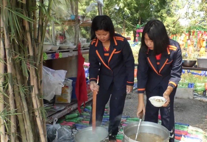 ชวนอุดหนุน "ก๋วยเตี๋ยวพอเพียงชามละ 5 บาท" น้องๆ นักเรียนทำขายหารายได้ไปถ้ำนางนอน