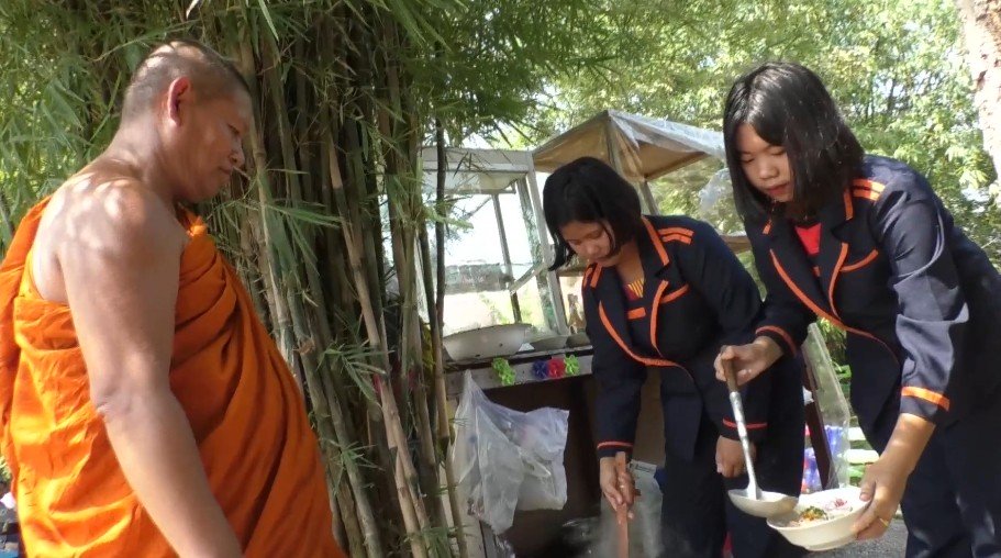 ชวนอุดหนุน "ก๋วยเตี๋ยวพอเพียงชามละ 5 บาท" น้องๆ นักเรียนทำขายหารายได้ไปถ้ำนางนอน