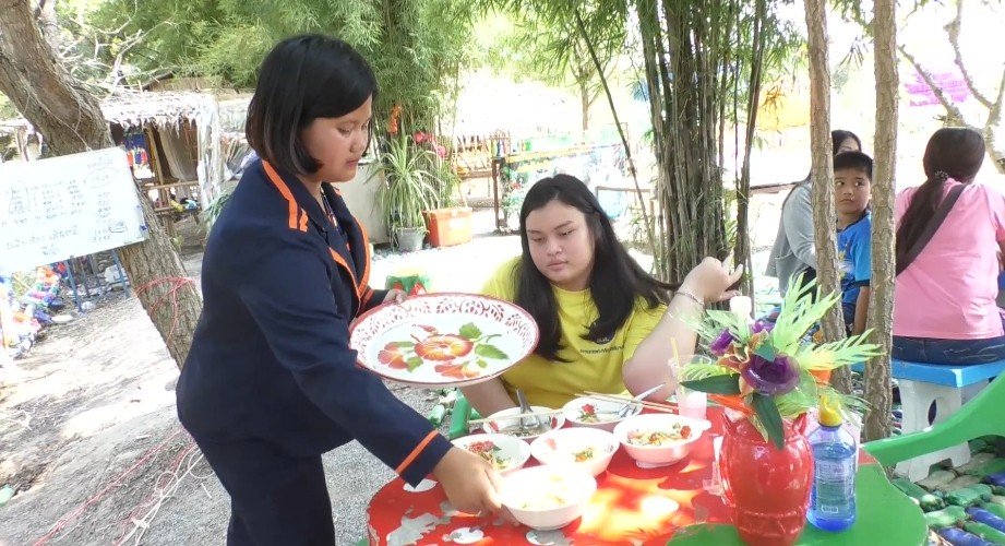 ชวนอุดหนุน "ก๋วยเตี๋ยวพอเพียงชามละ 5 บาท" น้องๆ นักเรียนทำขายหารายได้ไปถ้ำนางนอน