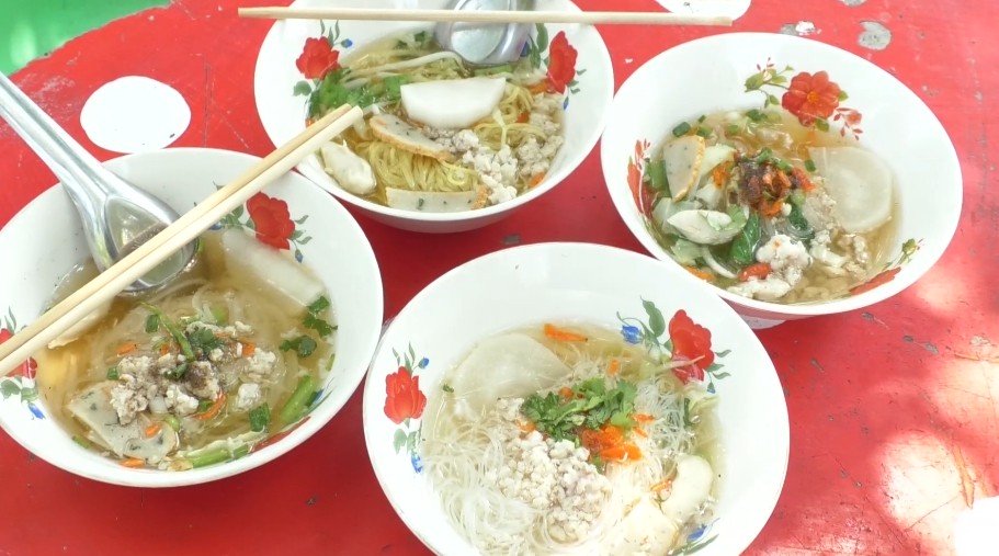 ชวนอุดหนุน "ก๋วยเตี๋ยวพอเพียงชามละ 5 บาท" น้องๆ นักเรียนทำขายหารายได้ไปถ้ำนางนอน