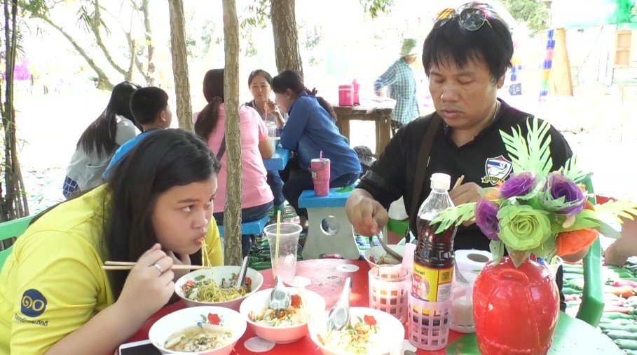 ชวนอุดหนุน "ก๋วยเตี๋ยวพอเพียงชามละ 5 บาท" น้องๆ นักเรียนทำขายหารายได้ไปถ้ำนางนอน