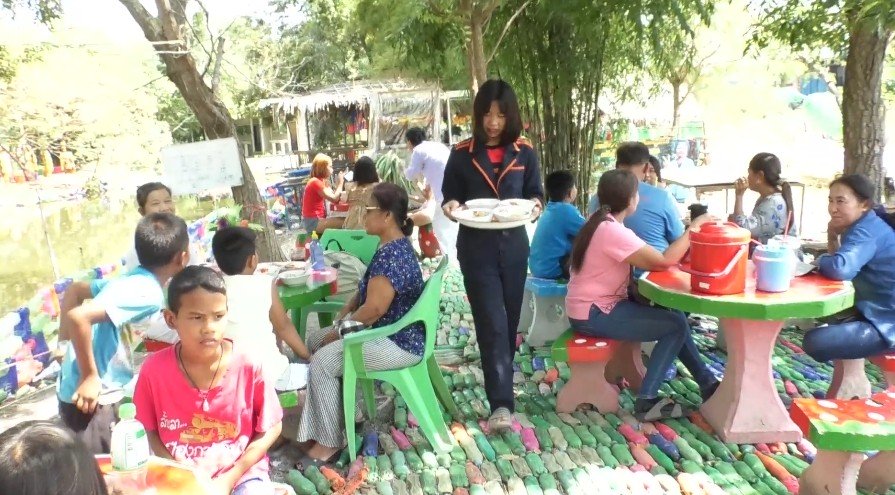 ชวนอุดหนุน "ก๋วยเตี๋ยวพอเพียงชามละ 5 บาท" น้องๆ นักเรียนทำขายหารายได้ไปถ้ำนางนอน