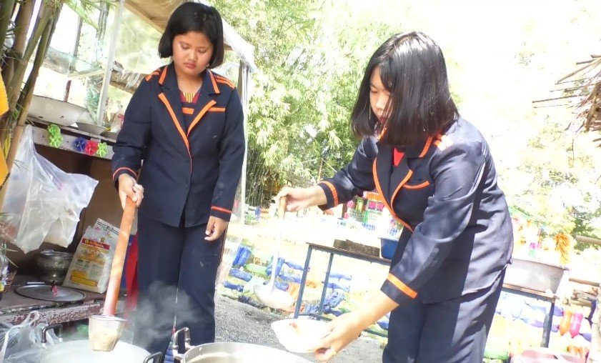 ชวนอุดหนุน "ก๋วยเตี๋ยวพอเพียงชามละ 5 บาท" น้องๆ นักเรียนทำขายหารายได้ไปถ้ำนางนอน