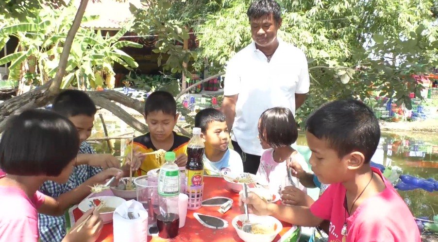 ชวนอุดหนุน "ก๋วยเตี๋ยวพอเพียงชามละ 5 บาท" น้องๆ นักเรียนทำขายหารายได้ไปถ้ำนางนอน