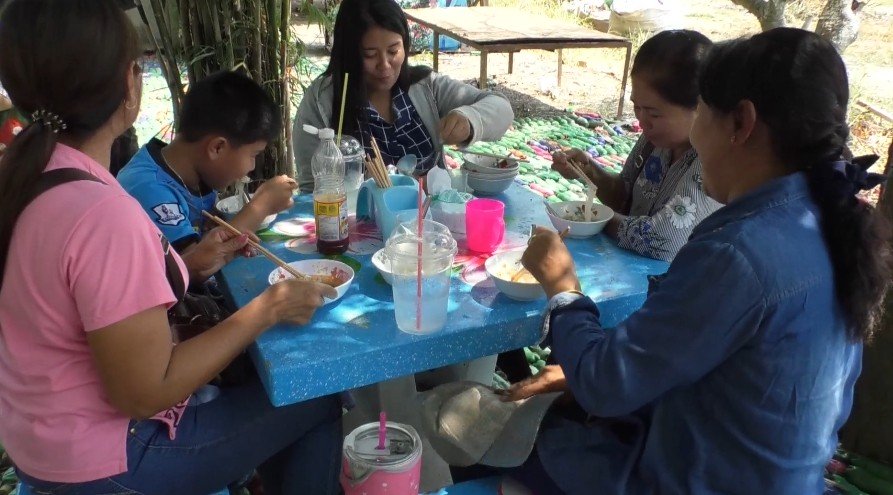 ชวนอุดหนุน "ก๋วยเตี๋ยวพอเพียงชามละ 5 บาท" น้องๆ นักเรียนทำขายหารายได้ไปถ้ำนางนอน