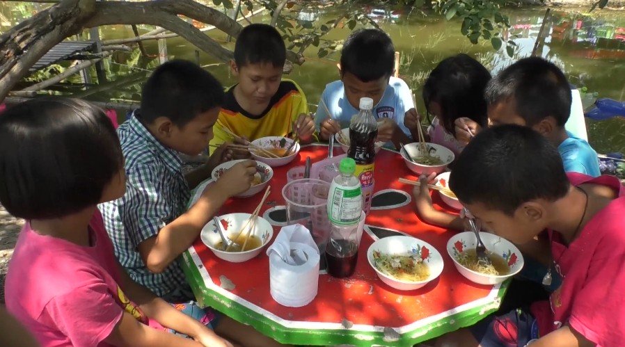 ชวนอุดหนุน "ก๋วยเตี๋ยวพอเพียงชามละ 5 บาท" น้องๆ นักเรียนทำขายหารายได้ไปถ้ำนางนอน