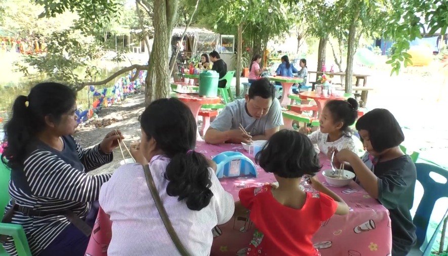 ชวนอุดหนุน "ก๋วยเตี๋ยวพอเพียงชามละ 5 บาท" น้องๆ นักเรียนทำขายหารายได้ไปถ้ำนางนอน