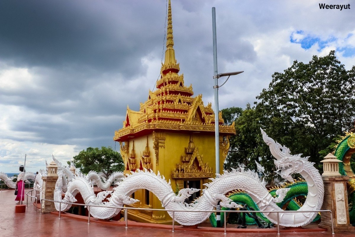 สายบุญหลั่งไหลขึ้นบันไดสวรรค์ กราบไหว้พระบนภูสิงห์