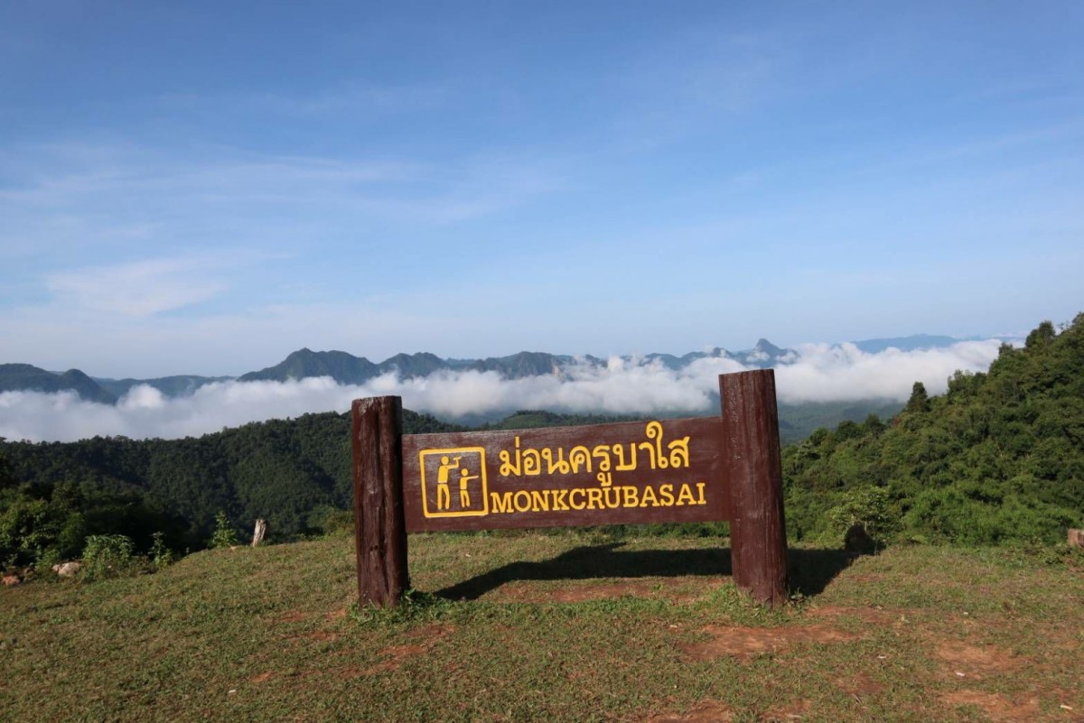 หมอกลอยฟ้า ท้าทายแดด ณ ม่อนครูบาใส ช่วงปลายฝนต้นหนาว