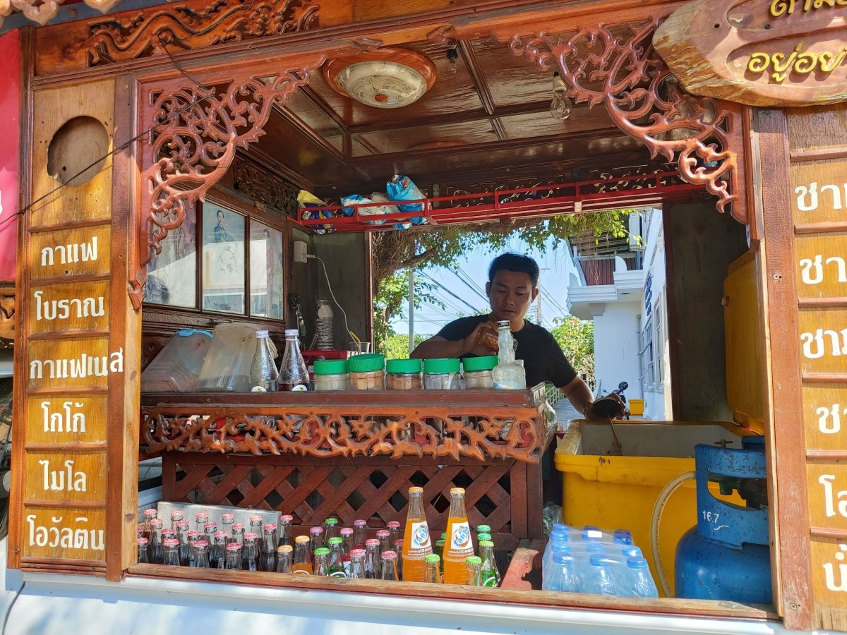 "ยอดกาแฟอายุยืน" ร้านกาแฟโบราณแนวใหม่ใช้ครกหินบดเมล็ดก่อนชง