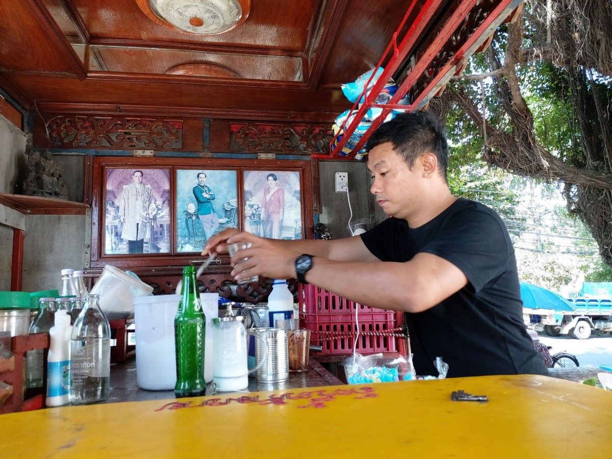 "ยอดกาแฟอายุยืน" ร้านกาแฟโบราณแนวใหม่ใช้ครกหินบดเมล็ดก่อนชง