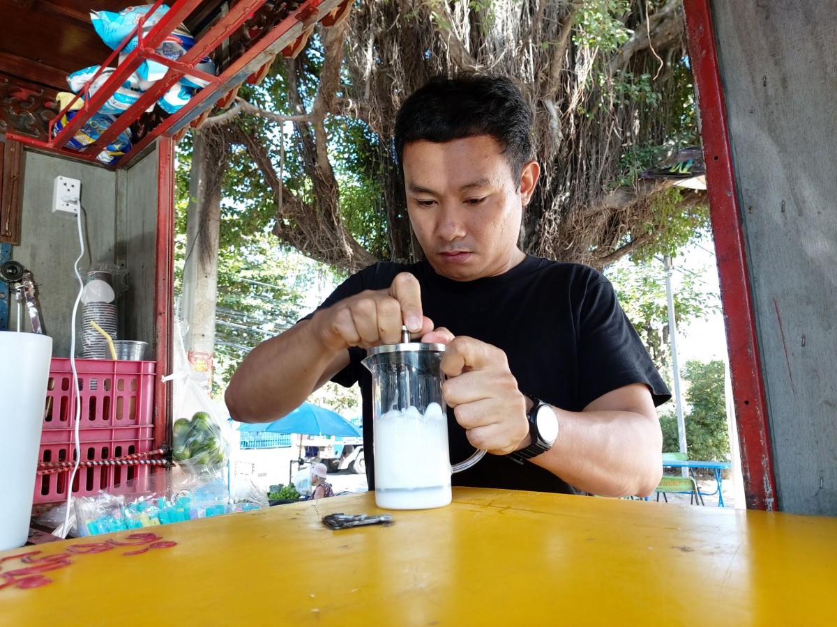 "ยอดกาแฟอายุยืน" ร้านกาแฟโบราณแนวใหม่ใช้ครกหินบดเมล็ดก่อนชง