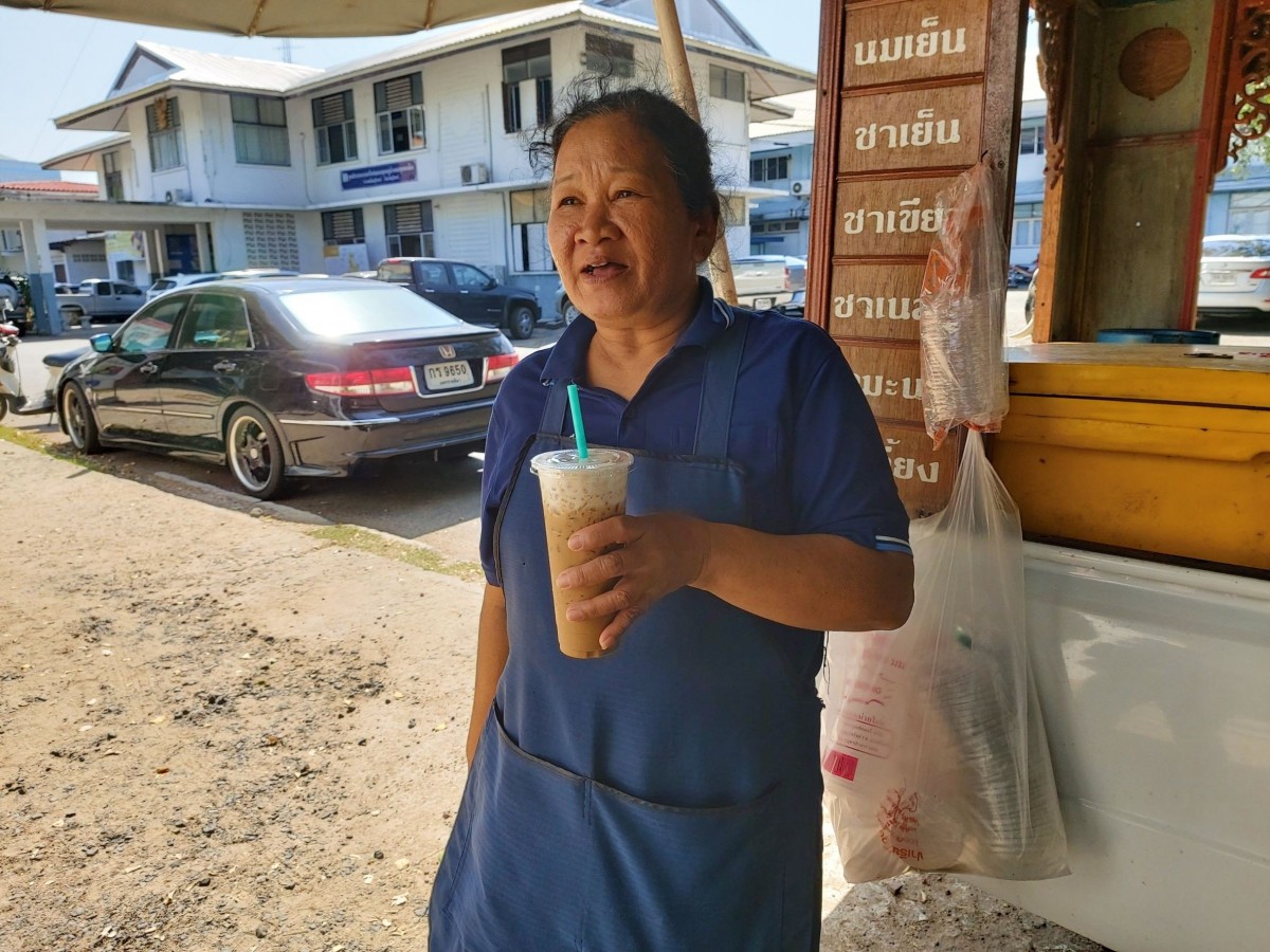 "ยอดกาแฟอายุยืน" ร้านกาแฟโบราณแนวใหม่ใช้ครกหินบดเมล็ดก่อนชง